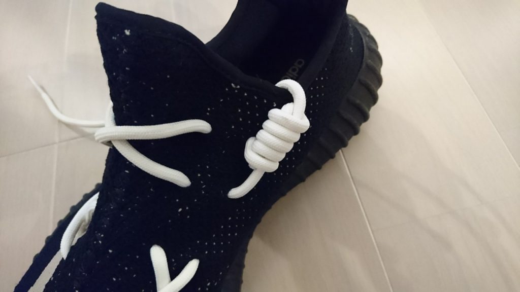 Yeezy Boost 350 V2 Kaws結びの方法