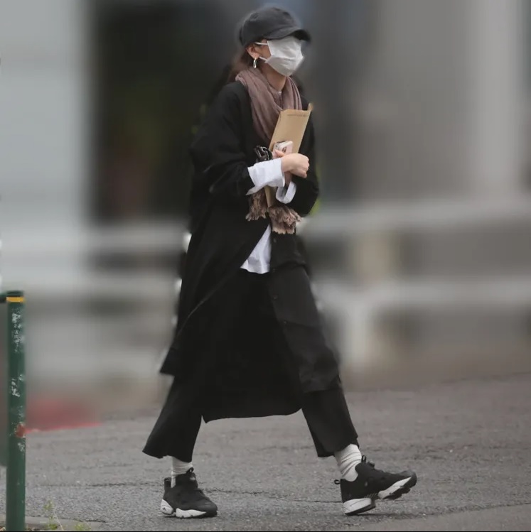 新垣結衣さんの私服 スニーカーのブランド紹介